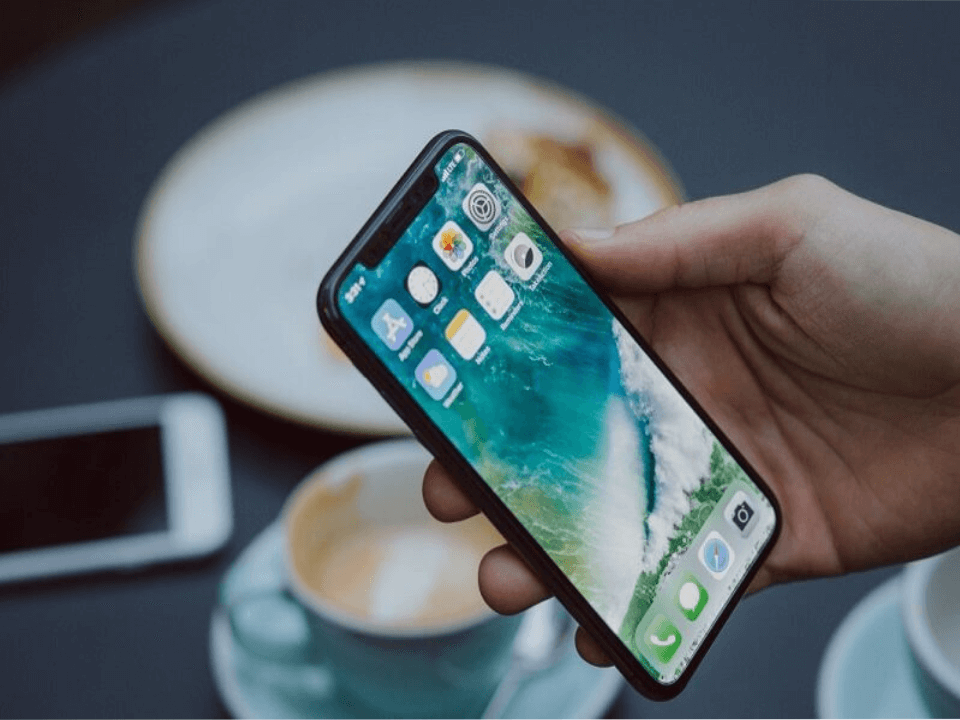 iPhone y Mano